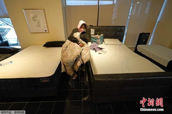 當(dāng)?shù)貢r(shí)間2月17日，美國(guó)得州的一家畫(huà)廊兼家具店內(nèi)，大批民眾來(lái)此避寒取暖，其中不乏一些人帶著被子來(lái)過(guò)夜。美國(guó)近日遭遇極寒天氣侵襲，多地氣溫創(chuàng)近年新低，其中得州災(zāi)情最嚴(yán)重，暴風(fēng)雪導(dǎo)致電網(wǎng)在酷寒中癱瘓，約400萬(wàn)居民家中長(zhǎng)時(shí)間停電。美國(guó)國(guó)家氣象局表示，得州休斯敦等地的氣溫甚至比靠近北極圈的阿拉斯加還要低。