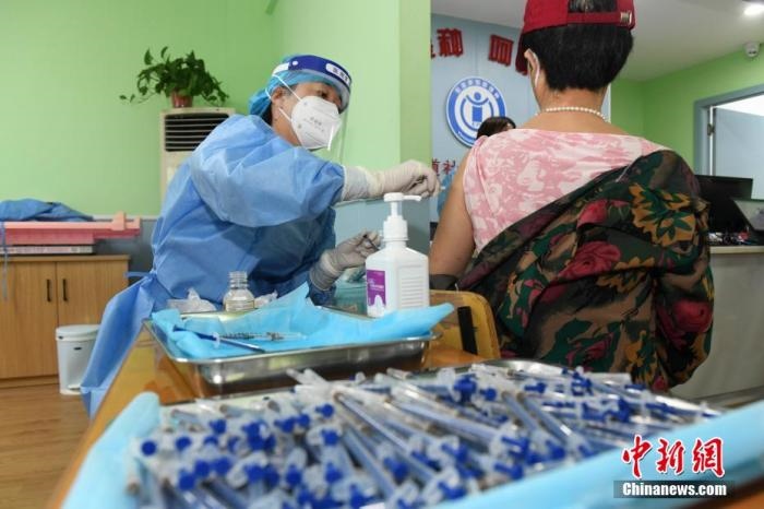 資料圖：市民來到醫(yī)院接種新冠疫苗。 楊華峰 攝