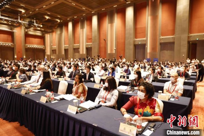 500余名專家學(xué)者、嘉賓代表以線上線下方式參加開幕式?！∈⒓样i 攝