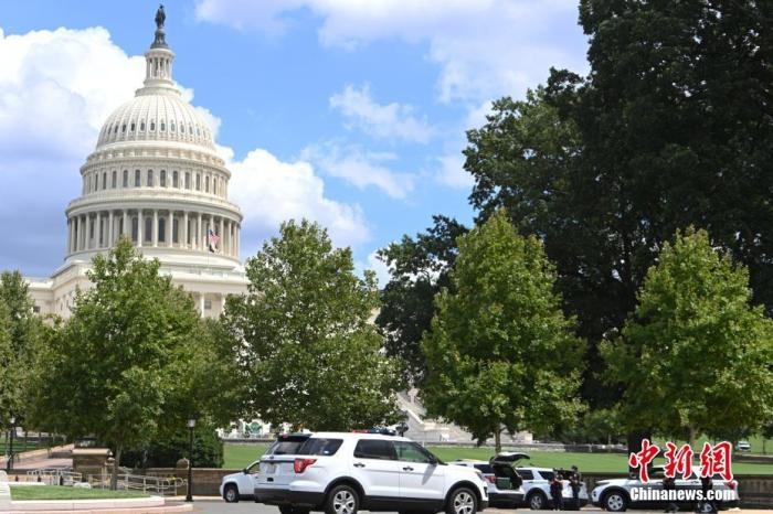 當(dāng)?shù)貢r間8月19日，一名男子駕駛黑色皮卡至國會圖書館前，并聲稱車上有炸彈。該事件導(dǎo)致美國國會大廈周邊街道封鎖，警方還疏散了周邊國會辦公樓和聯(lián)邦最高法院里的工作人員。圖為警方在美國會大廈西側(cè)廣場警戒。 <a target='_blank' href='http://www.chinanews.com/'>中新社</a>記者 陳孟統(tǒng) 攝