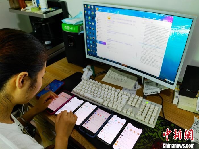 圖為網(wǎng)絡(luò)客服為網(wǎng)上“專(zhuān)車(chē)座套”客戶(hù)答疑釋惑?！巫雍?攝