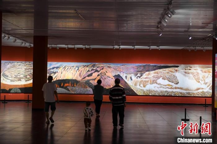 162米巨幅油畫(huà)長(zhǎng)卷《黃河》吸引市民駐足觀看。　楊華峰 攝