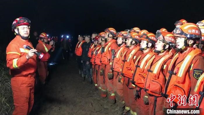 平遙縣消防救援大隊(duì)大隊(duì)長龔宇作總攻發(fā)起前的動(dòng)員?！￠Z旭輝 攝