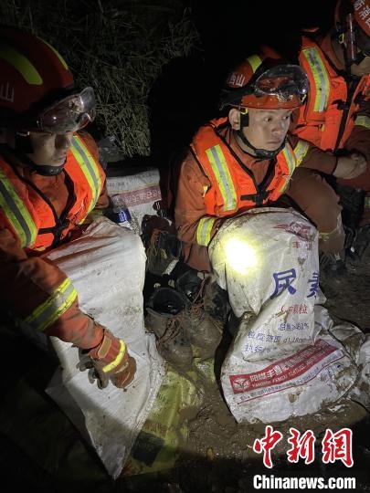 短暫修整期間，消防員脫掉鞋襪，用編織袋套住腿腳保暖?！￠Z旭輝 攝
