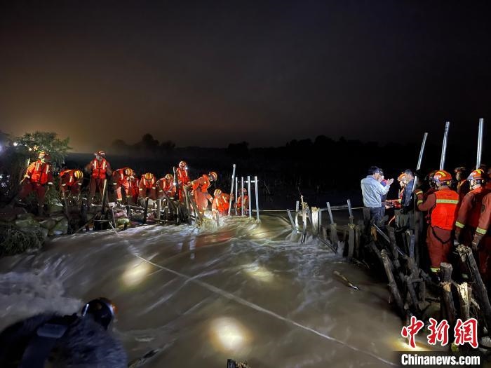 消防員分成左右兩路，同時(shí)發(fā)起決口封堵總攻?！￠Z旭輝 攝