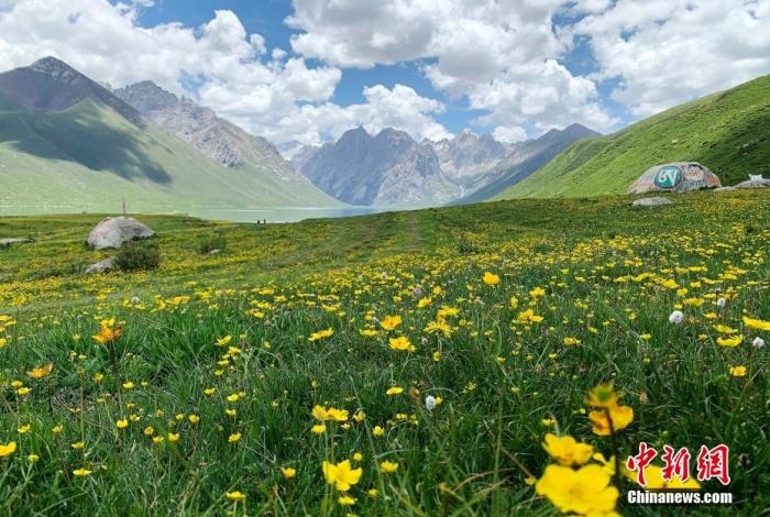 位于青海省果洛藏族自治州久治縣的年保玉則意為“神圣不可侵犯的地方”，山形如蓮花，總面積3469平方公里，保存有冰蝕地貌、冰磧地貌、現(xiàn)代冰川等地質(zhì)遺跡，有“天神后花園”之稱(chēng)。
<a target='_blank' href='http://www.chinanews.com/'>中新社</a>記者 孫睿 攝
