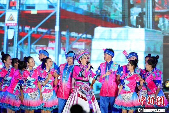 專場晚會上的民族歌舞表演?！涕L嬌 攝