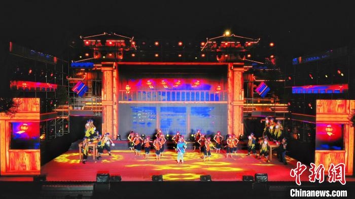 2021昭君文化旅游活動專場晚會現(xiàn)場。　周星亮 攝