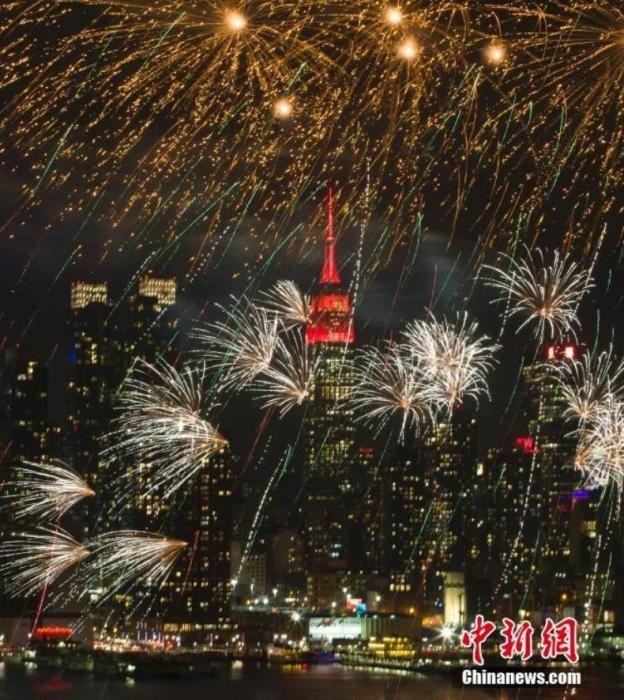 　　2018年，中國(guó)駐紐約總領(lǐng)事館前的哈德遜河上空燃放起焰火，慶祝中國(guó)狗年春節(jié)。