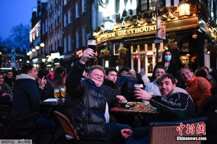當(dāng)?shù)貢r(shí)間2021年4月12日，英國(guó)進(jìn)入放松疫情封鎖措施的第二階段。商鋪、理發(fā)店、健身房等被允許重新開(kāi)張，酒吧和餐館也可以在室外營(yíng)業(yè)。據(jù)悉，酒吧解封的第一晚，倫敦大批民眾在市中心喝酒跳舞，場(chǎng)面宛如狂歡節(jié)。