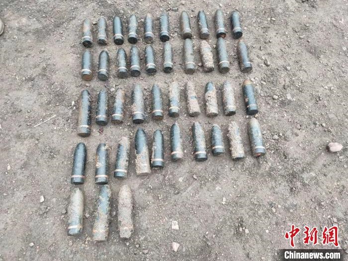 圖為發(fā)現(xiàn)的遺留炮彈。　特日格樂 攝
