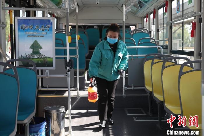 工作人員正在對公交車進行消殺?！∮诰?攝