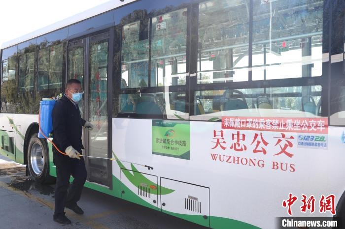 工作人員正在對公交車進行消殺?！∮诰?攝
