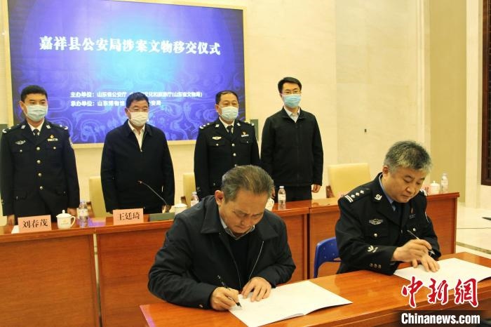 山東博物館館長(zhǎng)鄭同修和嘉祥縣人民政府副縣長(zhǎng)、公安局局長(zhǎng)趙健簽署移交協(xié)議?！≮w曉 攝