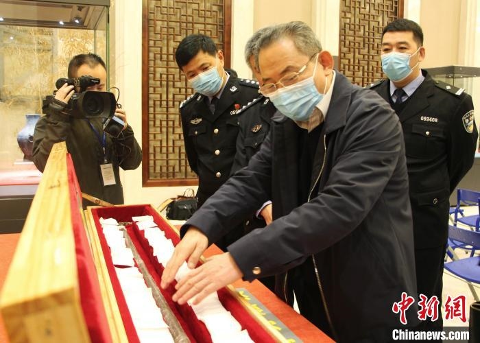 山東博物館館長(zhǎng)鄭同修介紹涉案文物龍首錯(cuò)銀木柲銅杖?！≮w曉 攝