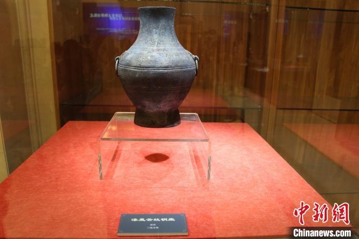 二級(jí)文物戰(zhàn)國(guó)時(shí)期漆蓋云紋銅壺。　趙曉 攝