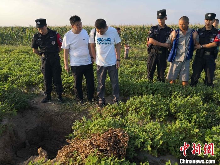 資料圖：犯罪嫌疑人辨認(rèn)作案現(xiàn)場(chǎng)?！〖蜗榭h公安局供圖