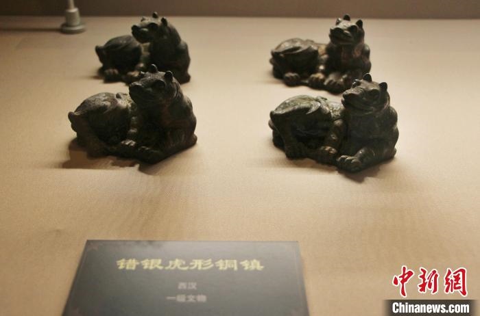 一級(jí)文物錯(cuò)銀虎形銅鎮(zhèn)。　趙曉 攝