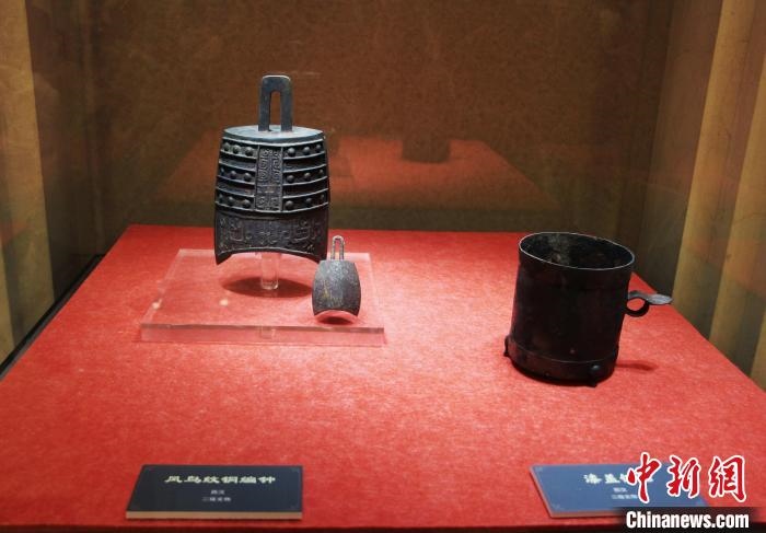 二級(jí)文物西漢鳳鳥紋銅編鐘、漆蓋銅卮?！≮w曉 攝