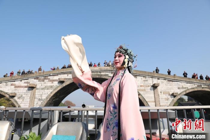 2019京杭對(duì)話的大運(yùn)河京杭雅集活動(dòng)中，浙江昆劇團(tuán)國家一級(jí)演員楊崑在中國大運(yùn)河(杭州段)上進(jìn)行表演。　徐軍 攝 攝