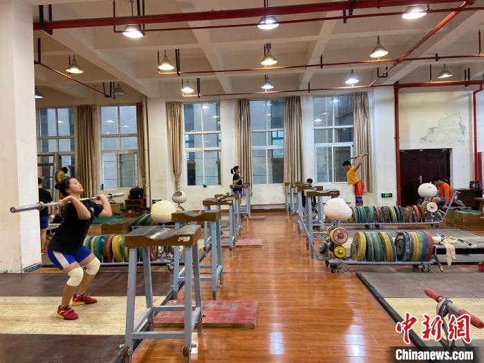 石智勇的師弟師妹們訓練場景?！×植?攝