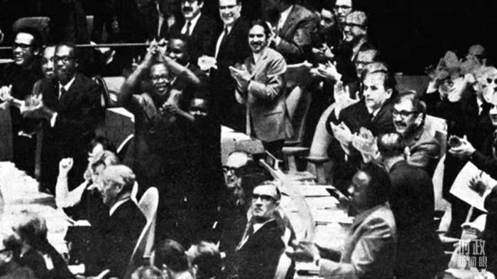 △第2758號決議通過后，現(xiàn)場爆發(fā)出熱烈歡呼聲。(資料圖)