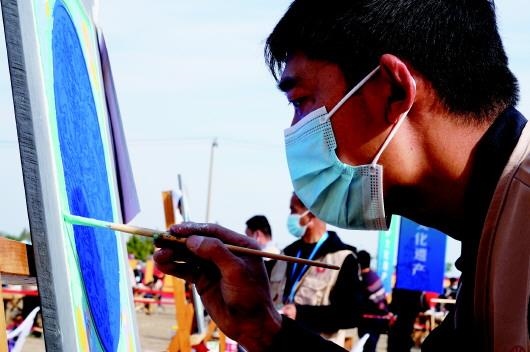 　　參加文物技能競賽彩畫項目的選手。