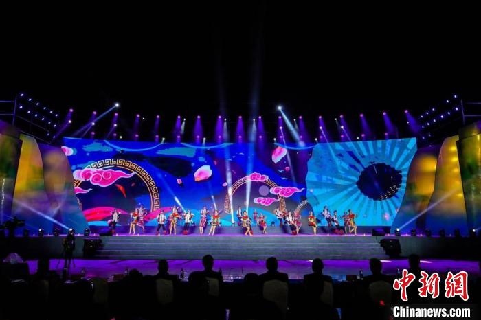 圖為中國(guó)·重慶秀山第二屆“金山銀山”文化旅游節(jié)開幕現(xiàn)場(chǎng)。　秀山縣文旅委供圖