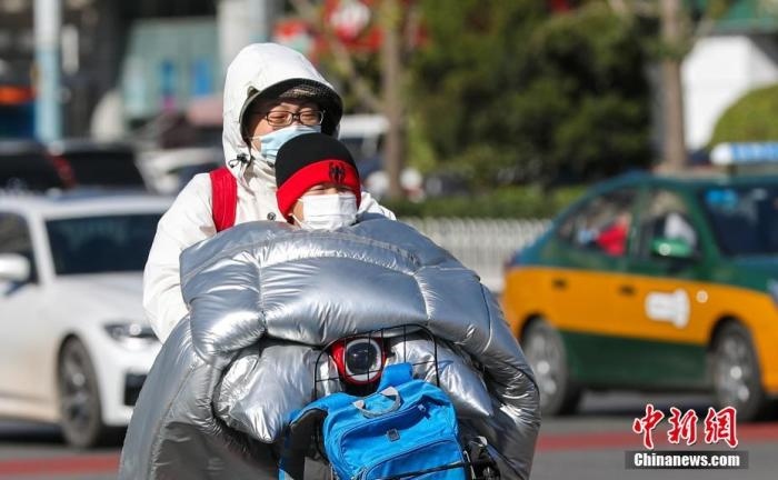 資料圖：市民在大風(fēng)降溫天氣下出行。 <a target='_blank' href='http://www.chinanews.com/'>中新社</a>記者 賈天勇 攝
