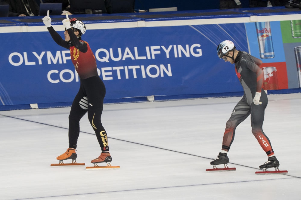 11月20日，任子威(左)在比賽后慶祝。新華社發(fā)(弗爾季·奧蒂洛 攝)