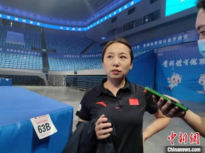 中國滑冰協(xié)會(huì)主席、前中國短道速滑隊(duì)主教練李琰表示，”冰雪惠民計(jì)劃“能推動(dòng)更多人上冰 郝凌宇 攝