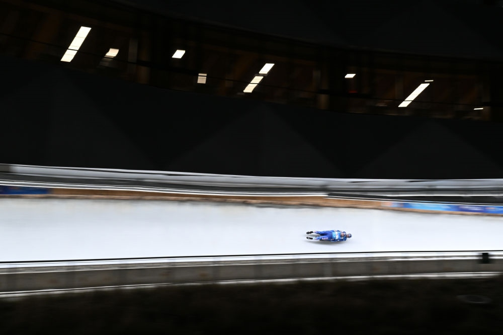 11月21日，美國選手馬茲德澤/泰爾迪曼在團(tuán)體接力比賽中。新華社記者陳益宸攝