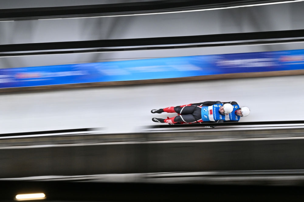 11月21日，“相約北京”國際雪橇聯(lián)合會(huì)雪橇世界杯，中國選手黃葉波/彭俊越在團(tuán)體接力比賽中。新華社記者陳益宸攝