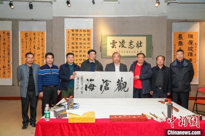 圖為百名將軍書畫展活動現(xiàn)場?！∷涡憬?攝 攝