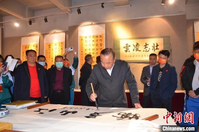 圖為“鐵軍老戰(zhàn)士”、著名書法家、解放軍報原副總編輯連俊義少將現(xiàn)場揮毫?！☆佇玛?攝 攝