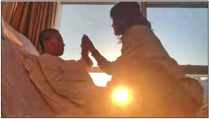 每天早上媽媽醒來后，母女倆都會迎著晨曦握手、擊掌。　視頻截圖