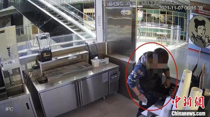 嫌疑人實(shí)施犯罪行為的監(jiān)控視頻。　黃浦公安供圖
