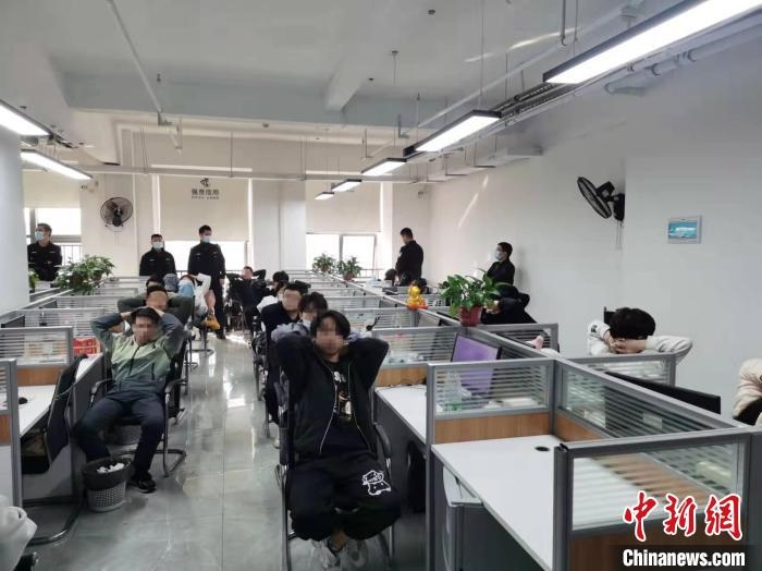 抓捕現(xiàn)場。　長沙市公安局供圖