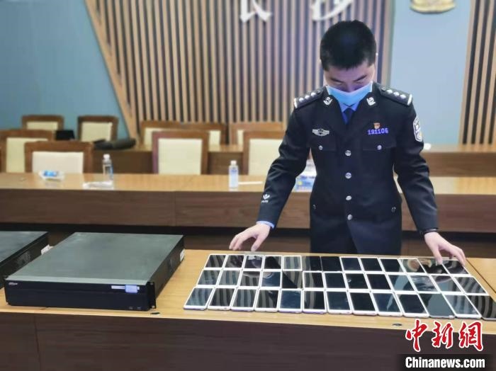 民警展示作案工具?！￠L沙市公安局供圖