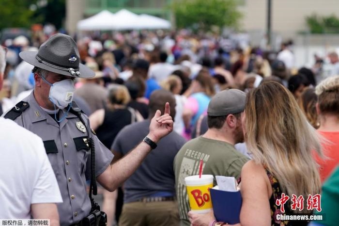 當(dāng)?shù)貢r(shí)間6月17日，美國肯塔基州國會(huì)大樓外，上千名在疫情期間失業(yè)的美國民眾在此排隊(duì)等候進(jìn)入大樓。據(jù)悉肯塔基州在疫情期間開設(shè)了臨時(shí)失業(yè)辦公室。