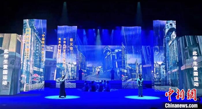 圖為“百年風(fēng)華”大型音樂史詩(shī)劇現(xiàn)場(chǎng)?！⒑ｌ` 攝