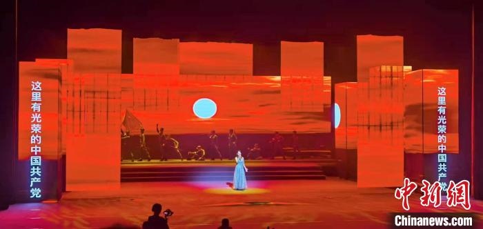 圖為“百年風(fēng)華”大型音樂史詩(shī)劇現(xiàn)場(chǎng)?！⒑ｌ` 攝