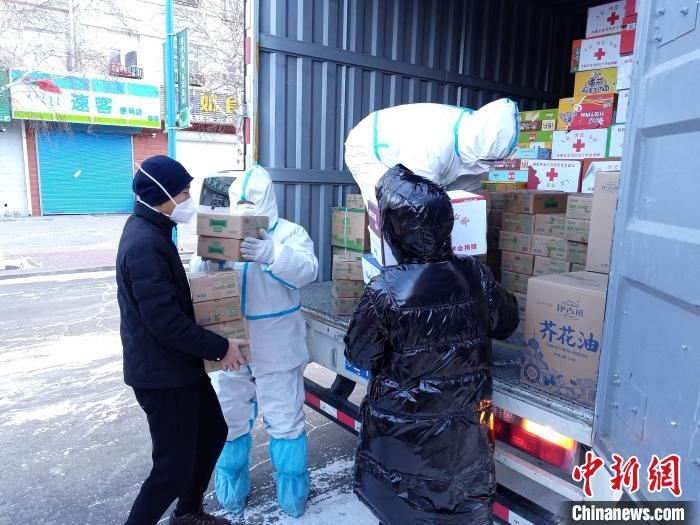 圖為滿洲里物資保障巡回補(bǔ)給車隊(duì)配貨現(xiàn)場?！∏靥饌?攝