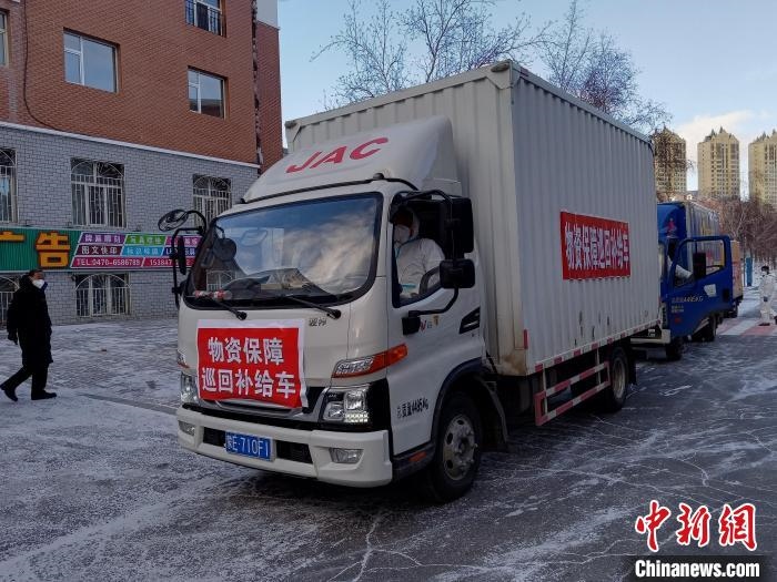 圖為滿洲里物資保障巡回補(bǔ)給車隊(duì)配貨現(xiàn)場?！∏靥饌?攝