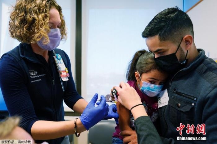 資料圖：當(dāng)?shù)貢r(shí)間11月3日，美國(guó)華盛頓，國(guó)立兒童醫(yī)院為孩子接種疫苗。美國(guó)新冠疫苗接種進(jìn)入了一個(gè)新階段，數(shù)百萬(wàn)名小學(xué)生現(xiàn)在可以接種疫苗。