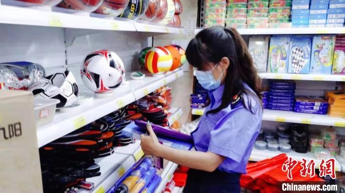 圖為秦皇島市海港區(qū)市場監(jiān)督管理局工作人員正在檢查涉冬奧標(biāo)志商品。　秦皇島市海港區(qū)市場監(jiān)督管理局供圖