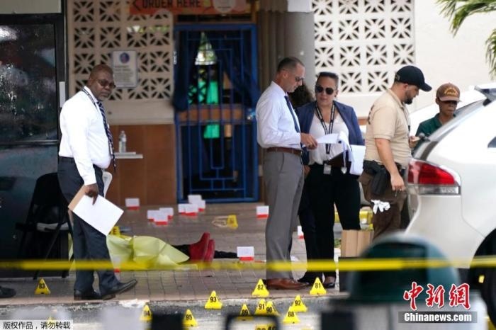 當(dāng)?shù)貢r(shí)間5月30日凌晨，位于美國(guó)佛羅里達(dá)州東南部的邁阿密戴德縣發(fā)生大規(guī)模槍擊事件，造成2人死亡、20多人受傷。圖為槍擊案現(xiàn)場(chǎng)。