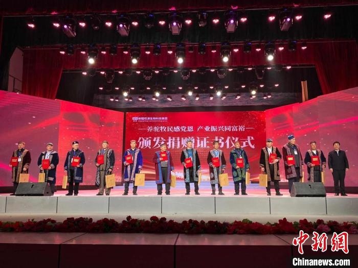 阿勒泰地區(qū)牧民靠企業(yè)的幫扶走上了致富道路?！」o琨 攝