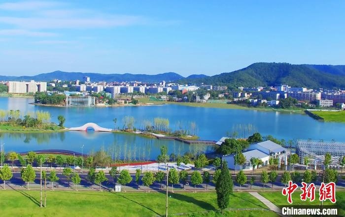 后湖藝術(shù)園?！√菩∏?攝