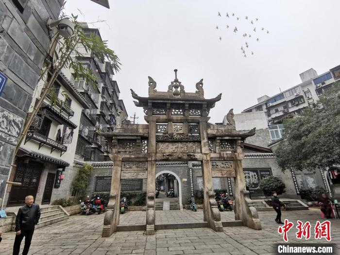 “道冠古今”牌坊。　梁山 攝